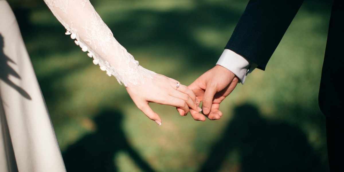 The Art of Creating Your Perfect Love Story Online: The Most Elegant Wedding Website Builders of 2025