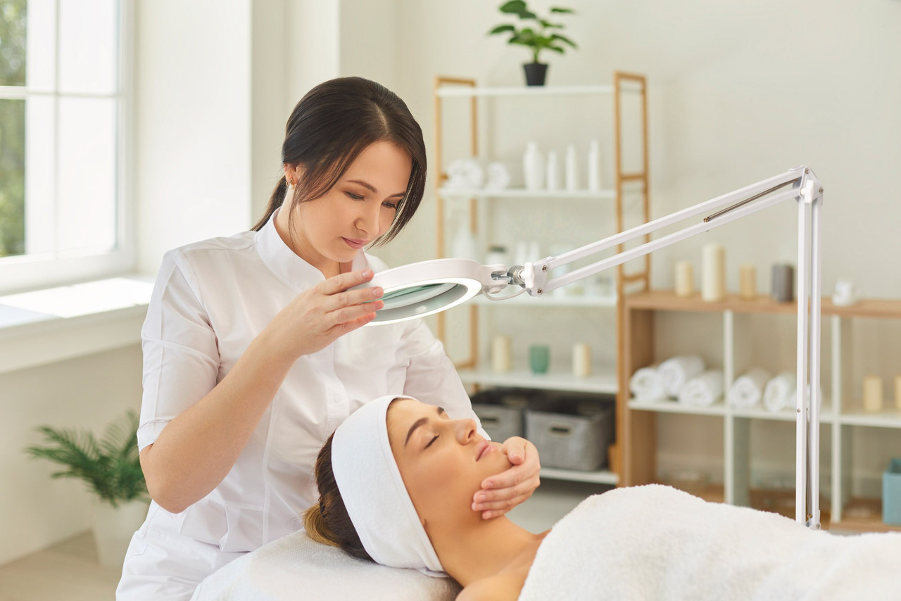 How do Magnifying Lights Support Patient Care and Safety?  – Telegraph
