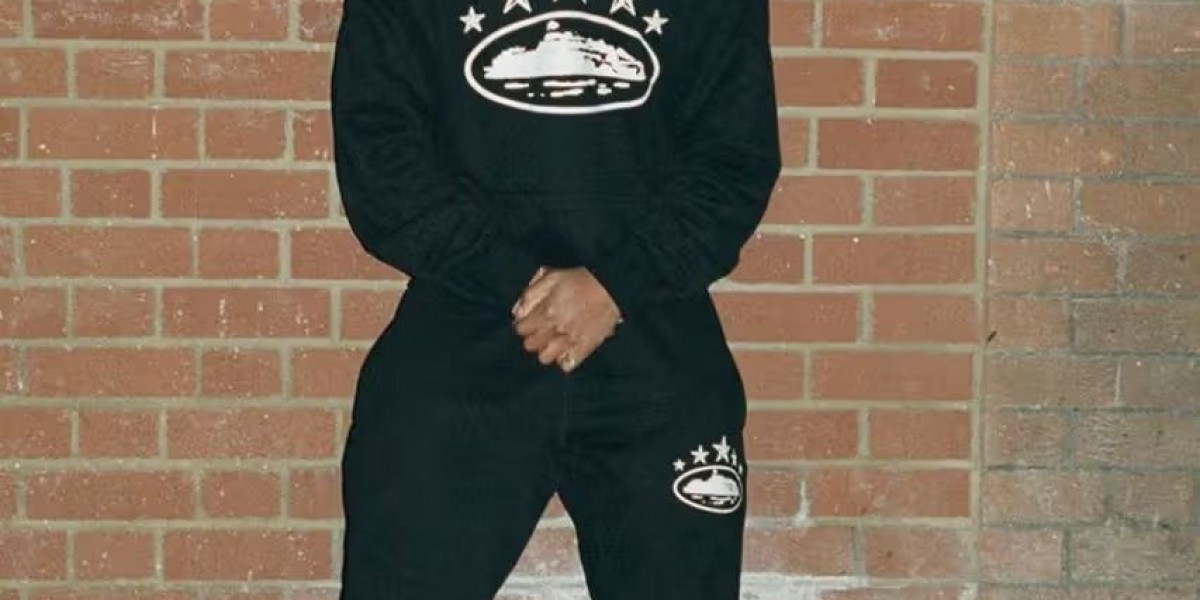 Corteiz Tracksuit & Zach Bryan Hoodie Leading New Year Fashion Trends