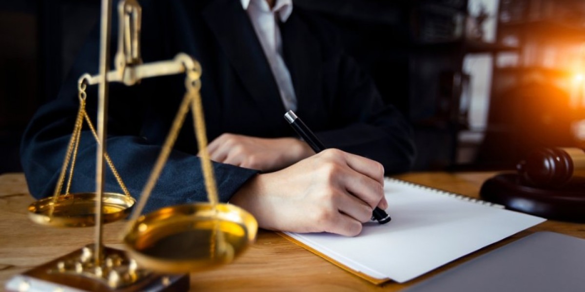 How Do Renowned Criminal Lawyers in Dubai Manage Critical Trials?