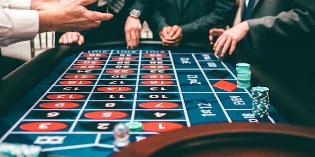 The Influence of Virtual Reality on Social Gambling Experiences: Envisioning a Connected Online Casino Community in 2025