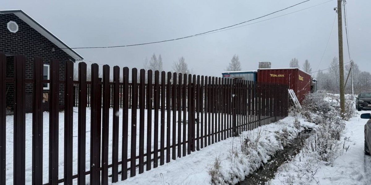 Установка забора зимой и в межсезонье в Ленобласти: можно ли и какие есть нюансы